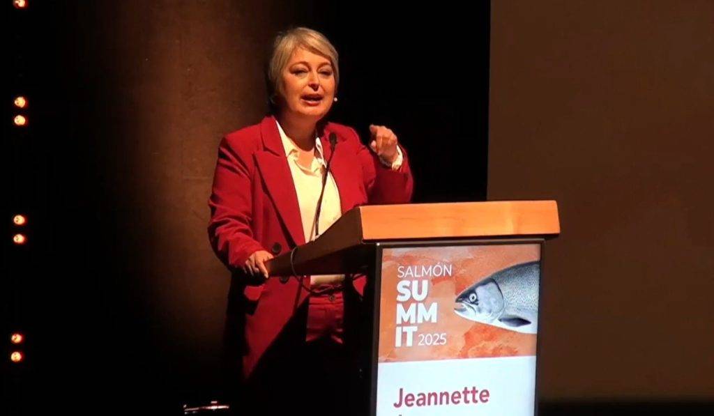 Jeannette Jara en Salmón Summit: “Chile debe crecer con diálogo, innovación y descentralización real"