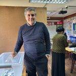 “Hemos cumplido con nuestro deber cívico en un día importante, histórico para la democracia del país”: Gobernador Alejandro Santana tras votar en Chonchi