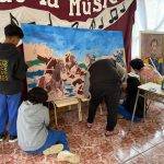 Murales dan vida a la historia del Bicentenario de Chiloé en escuela rural de Ancud