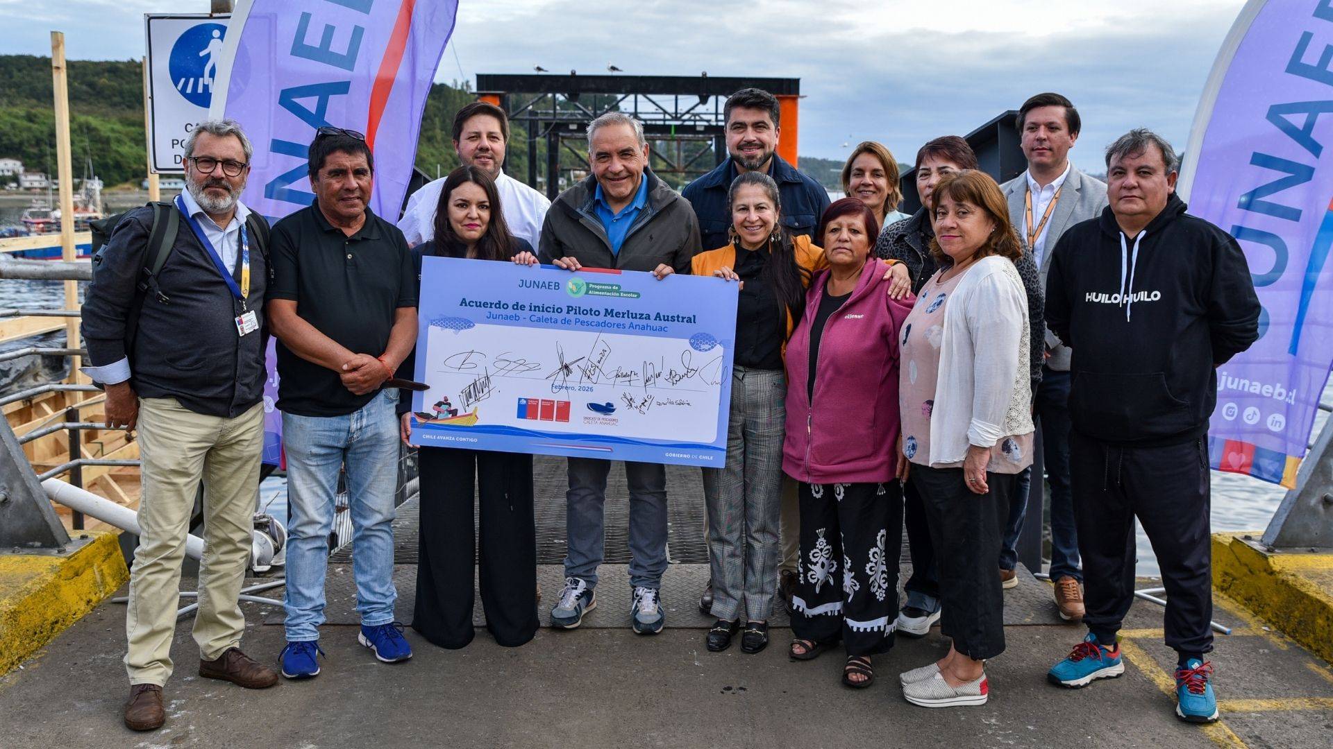 Junaeb y pescadores artesanales de Los Lagos impulsan piloto para llevar merluza austral a comedores escolares