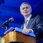 Kast se desdice y asegura que expulsar a 300 mil migrantes “era una metáfora”