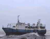 Temporal en Corral: Buque pesquero encalla tras ser arrastrado por el viento