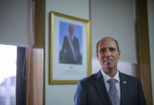 «Se pasó 20 pueblos»: Tomás Mosciatti cuestiona duramente a ministro Arrau tras calificar de «opinólogos» a expertos constitucionales