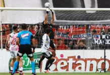 Vozinha mostró su calidad para salvar a Colo Colo- Hoy en la gala del Balón de Oro, en Londres