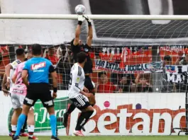 Vozinha mostró su calidad para salvar a Colo Colo- Hoy en la gala del Balón de Oro, en Londres