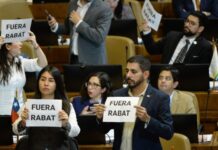 Mayoría de la Cámara pide renuncia del ministro de Justicia. Caótica sesión. Rabat dejó hablando a los diputados y se fue.