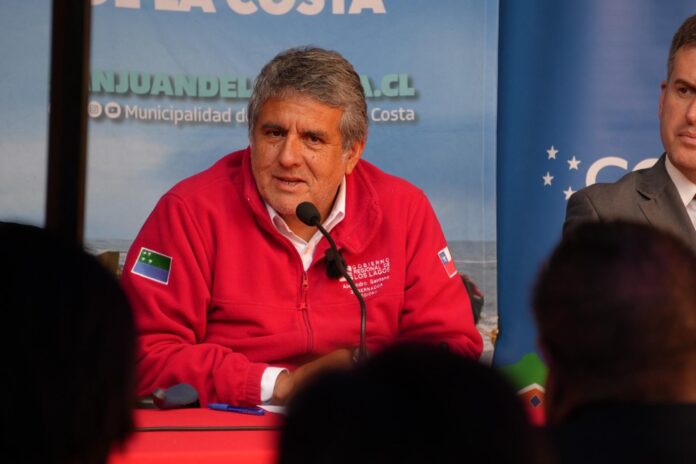 gobernador alejandro santana dando anuncio de salud para Osorno