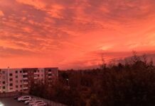El embrujo estético del cielo sureño: rojo presagio y el pulso anunciado de una tormenta