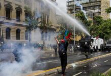 De la marcha pacífica a la violencia extrema: Encapuchados se “tomaron” la marcha 18/O