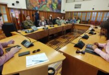 Municipio se reúne con vecinos y locatarios de Varas para reforzar la seguridad